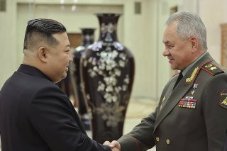 Kim Jong-un a parlé à Sergueï Choïgou "des armes et des équipements qui ont été inventés et produits" dans le cadre du plan de défense nationale de la Corée du Nord, selon KCNA.